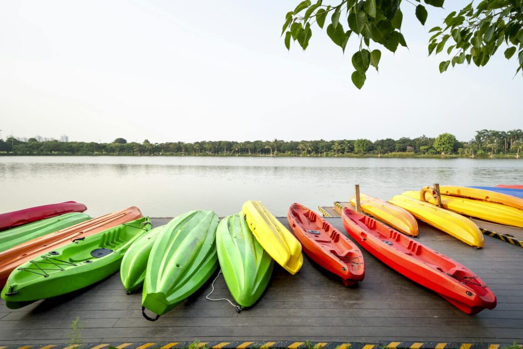 kleurrijke kayaks